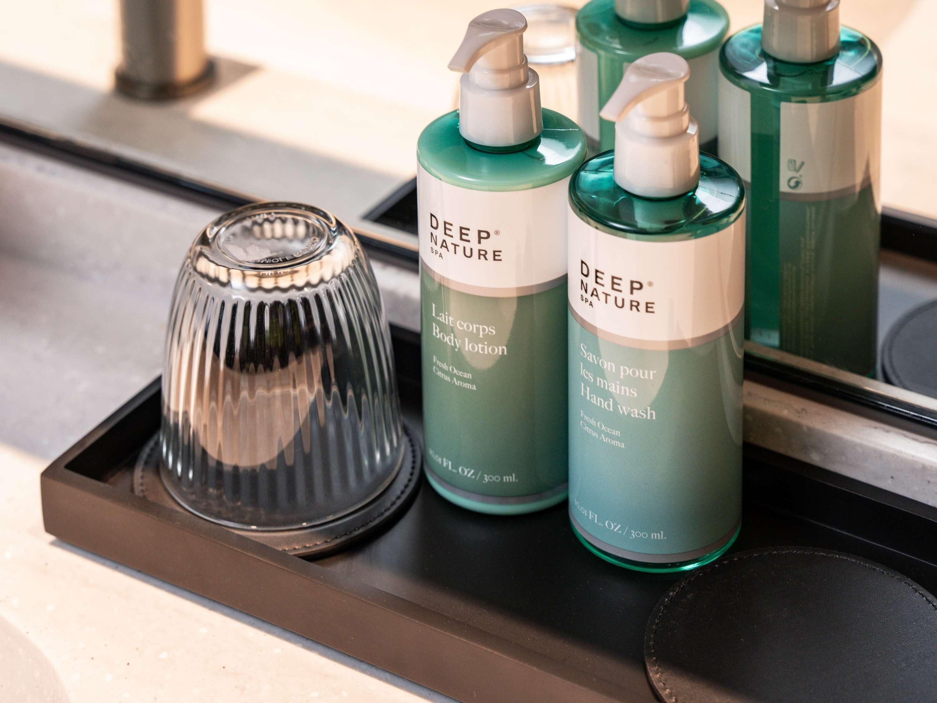 Un plateau contenant des produits de spa et un récipient en verre.