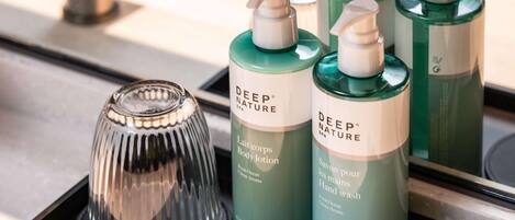 Un plateau contenant des produits de spa et un récipient en verre.