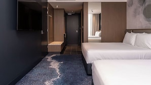 A modern hotel room with a large bed, a TV, and a walk-in closet. - Novotel Sydney Cabramatta (Sydney)