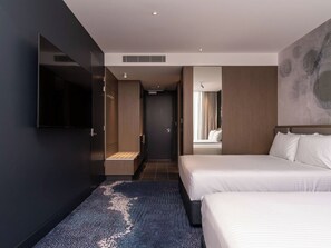 A modern hotel room with a large bed, a TV, and a walk-in closet. - Novotel Sydney Cabramatta (Sydney)