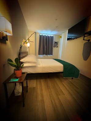 Een strijkplank/strijkijzer, gratis wifi