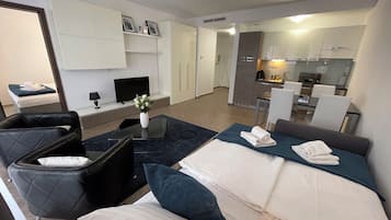 Superior-Apartment, Balkon | Kostenloses WLAN, Bettwäsche