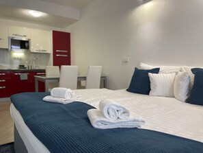 Basic Apartment, Balcony | Free WiFi, bed sheets - Smart Carrara Apartments (Budapest)