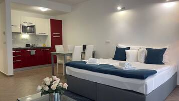 Apartamento básico, sacada | Wi-Fi de cortesia, roupa de cama