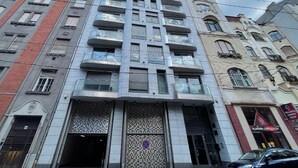 Un edificio de varios pisos con una fachada moderna, que incluye balcones y ventanas amplias.