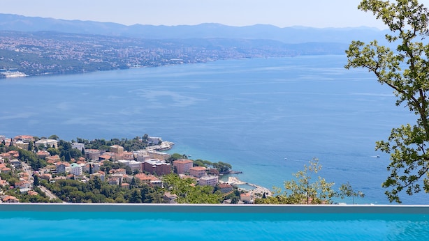 A coastal cityscape with a clear view of the sea, buildings, and a swimming pool. - Noble Opatija Riviera Villa Mila (Veprinac)