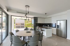 Réfrigérateur, four, plaque de cuisson, lave-vaisselle