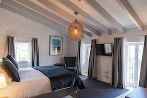 Junior Suite | 1 bedroom, desk, laptop workspace, free WiFi