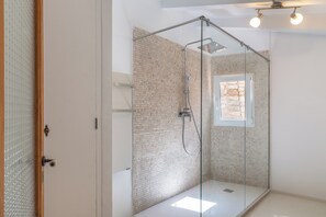 Ducha, secador de pelo, toallas, jabón