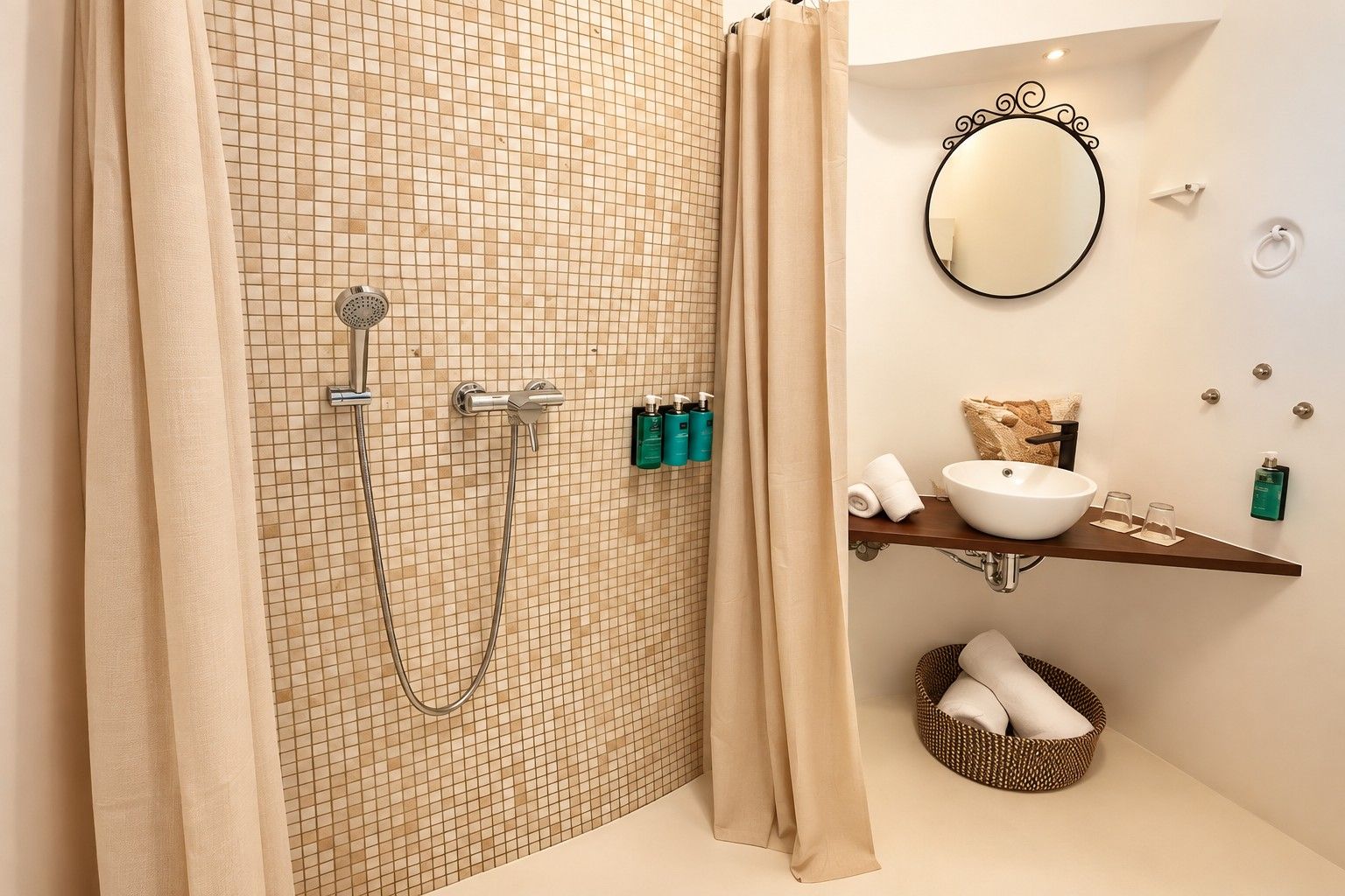 Un baño con ducha, lavabo y espejo.