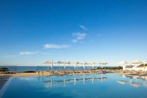 Indoor pool, 2 outdoor pools, pool umbrellas, pool loungers - Wyndham Grand Carvoeiro Algarve (Lagoa)