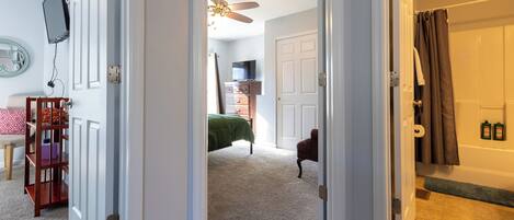 3 habitaciones, tabla de planchar con plancha, wifi y ropa de cama