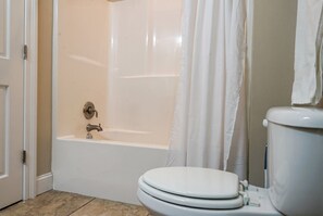 Secadora de cabello, toallas, papel de baño