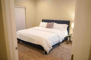 6 bedrooms, iron/ironing board, WiFi, bed sheets - Spacious & Stylish Dual Apartments in Moss Point (Moss Point)