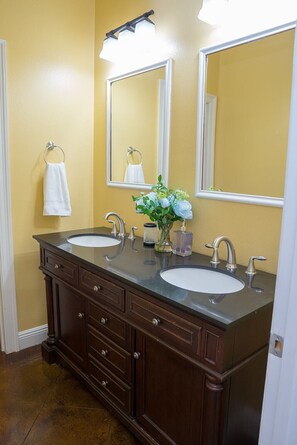 Haartrockner, Handtücher, Toilettenpapier