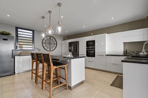 Réfrigérateur, micro-ondes, four, lave-vaisselle