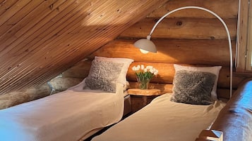 2 bedrooms, travel crib, free WiFi, bed sheets