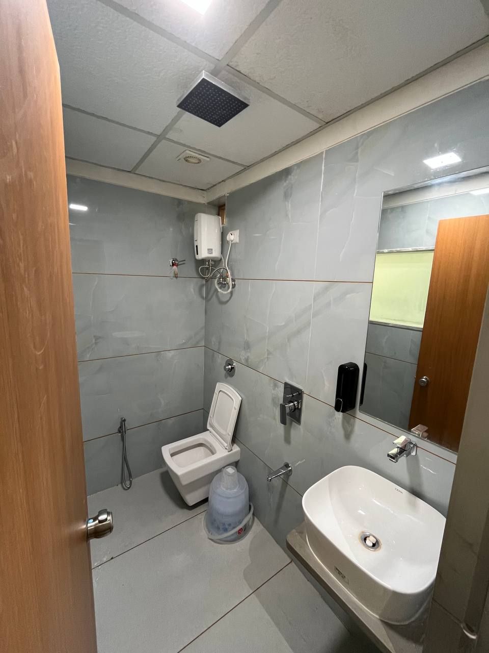 Une salle de bain moderne équipée de toilettes, d’un bidet et d’un lavabo.