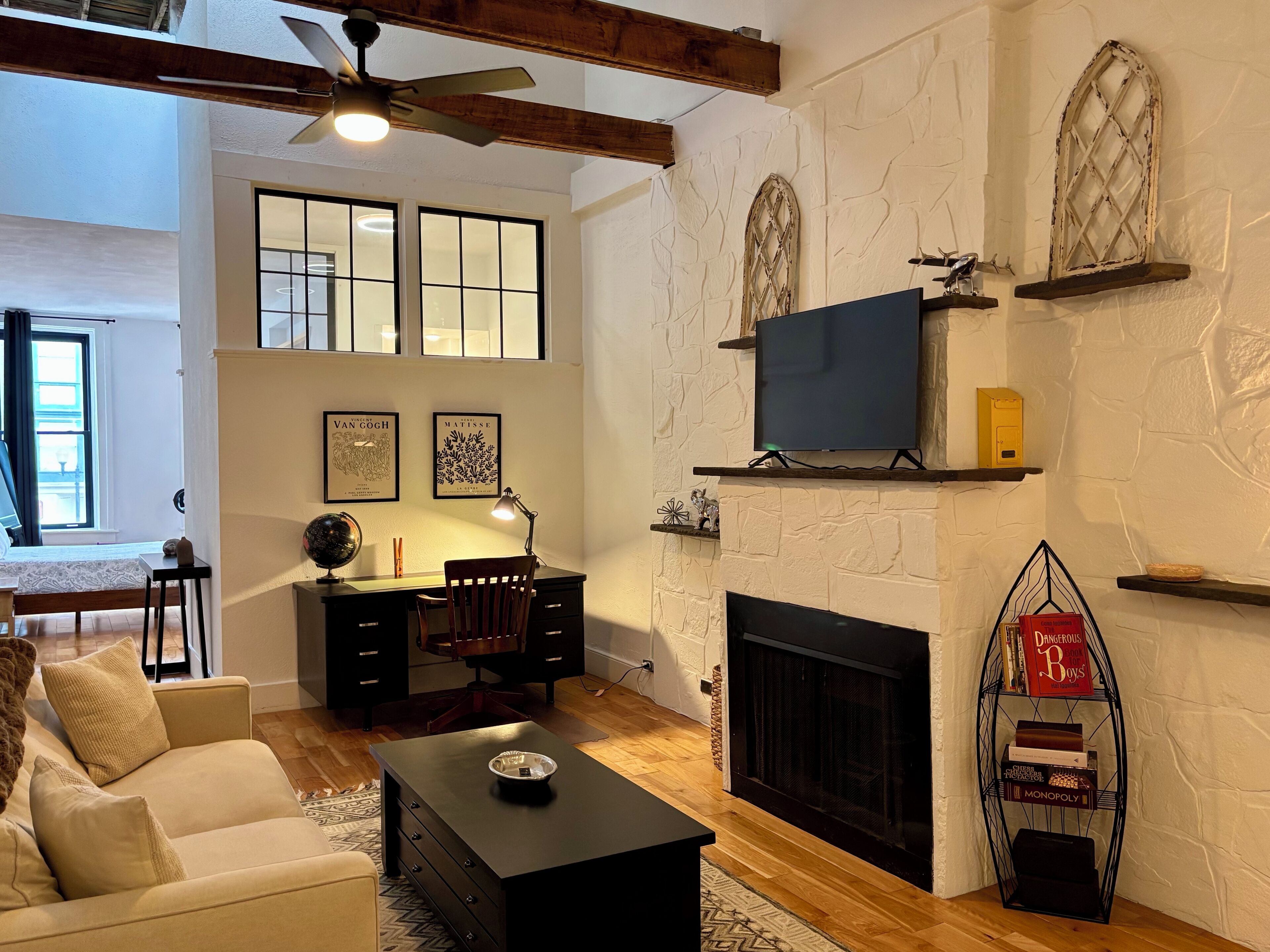 Smart TV, books, stereo