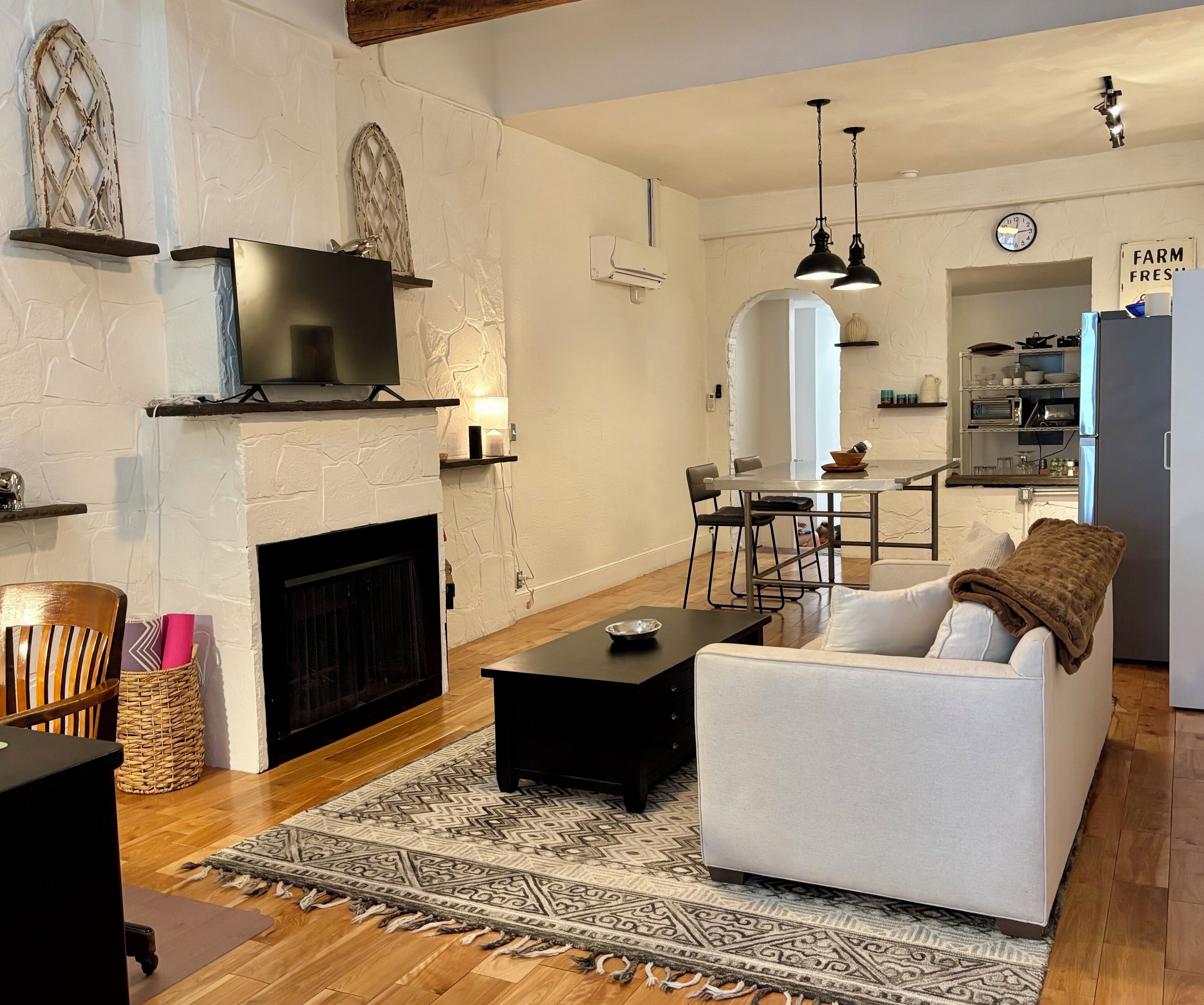 Smart TV, books, stereo