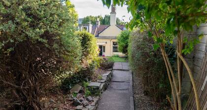 The Yellow Cottage - sleeps 5 guests in 3 bedrooms