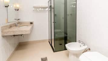 Apartamento clássico, vista para o jardim | Banheiro | Banheira e chuveiro separados, toalhas de banho, sabonete, shampoo