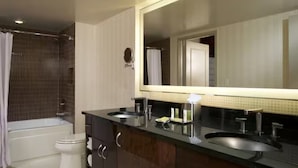 Une salle de bain moderne avec une baignoire, des toilettes et un meuble-lavabo double.
