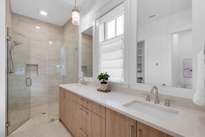 Hair dryer, towels - 💎Luxury 30A Home, Great Outdoor Spaces and Amenities-Mimi's Pearl💎 (Santa Rosa Beach)