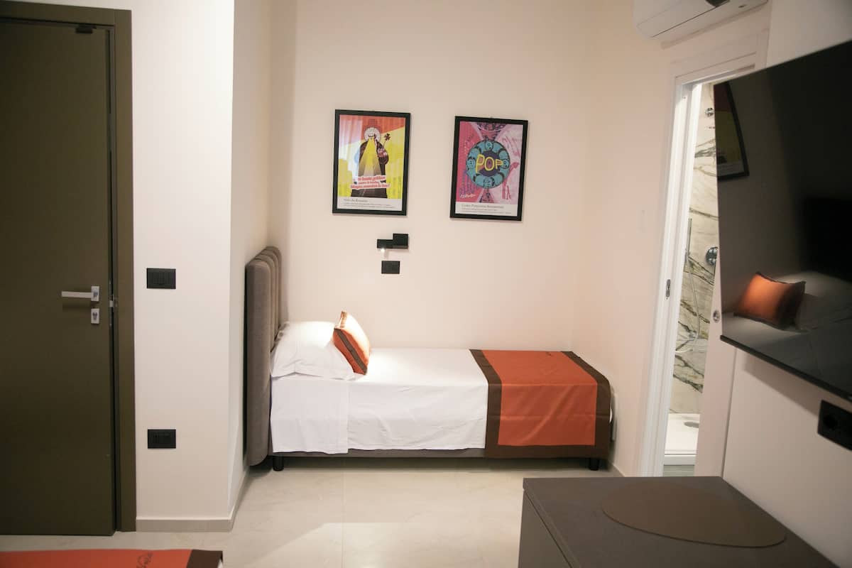 Quarto triplo luxo | Cofres nos quartos, quartos à prova de som, Wi-Fi de cortesia