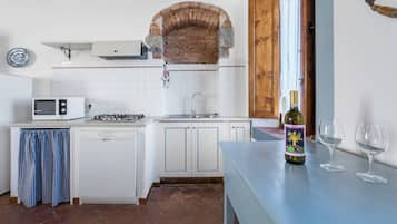 Refrigerador con freezer, horno, placa de cocina, cafetera expreso