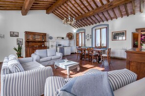 Comfort Apartment | Living area | 32-inch flat-screen TV with cable channels