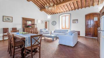 Comfort-Apartment | Wohnbereich | 32-Zoll-Flachbildfernseher mit Kabelempfang
