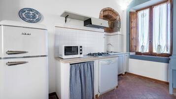 Refrigerador con freezer, horno, placa de cocina, cafetera expreso