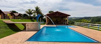 Chácara com 4 Chalés grande piscina