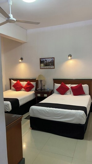 Habitación estándar doble, planta baja | Caja fuerte, cortinas opacas, wifi gratis y ropa de cama