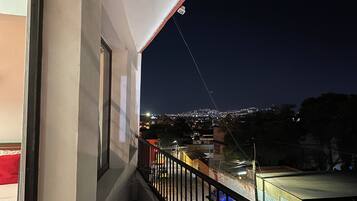 Suite Confort, balcón, vista a la ciudad | Caja de seguridad en la habitación, cortinas blackout y wifi gratis