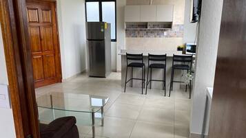 Apartemen Standar, pemandangan kota, menara | Brankas, tirai kedap cahaya, Wi-Fi gratis, dan seprai linen