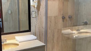 Comfort Suite | In-room safe, blackout drapes, free WiFi, bed sheets