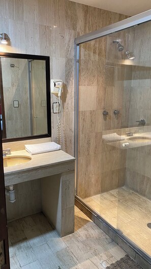 Suíte conforto | Cofres nos quartos, cortinas blackout, Wi-Fi de cortesia, roupa de cama