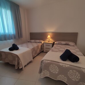 2 chambres, fer et planche à repasser, Wi-Fi gratuit, draps fournis