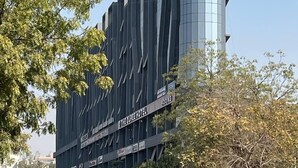 Un moderno edificio de hotel con un cartel llamativo que dice "The Zoorne Hotel Melbourne".