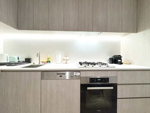 Jääkaappi, mikroaaltouuni, uuni, liesi