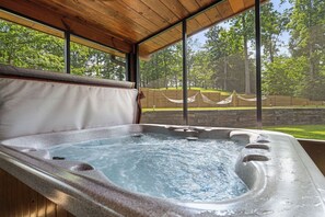 Outdoor spa tub - You have to see Red Bird Lodge (SEVIERVILLE)