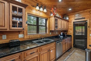Fridge, microwave, oven, stovetop - You have to see Red Bird Lodge (SEVIERVILLE)