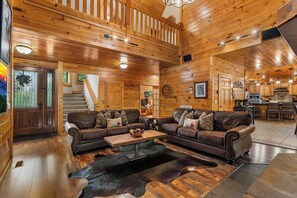 Smart TV, fireplace, video games - You have to see Red Bird Lodge (SEVIERVILLE)