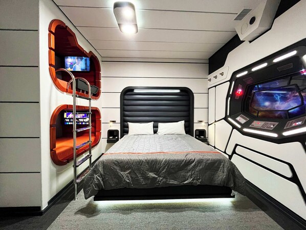 Ein modernes Hotelzimmer mit Bett, Fernseher und einem einzigartigen Wanddesign.