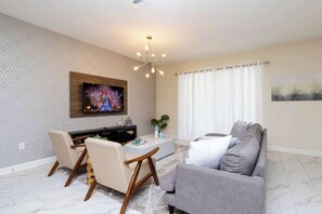 テレビ、テレビゲーム、DVD プレーヤー、書庫