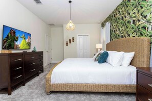 9 室のベッドルーム、デスク、アイロン / アイロン台、旅行用ベビーベッド