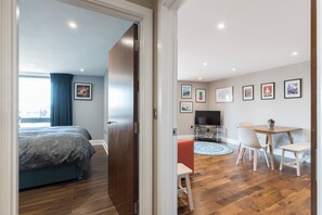 Appartement Luxe, vue ville | Coin séjour | Télévision LED de 43 pouces avec chaînes numériques