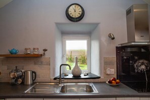 Kühlschrank, Mikrowelle, Geschirrspüler, Toaster